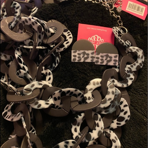 Sassy Jones Zaria Necklace &Earring Set - Picture 2 of 2